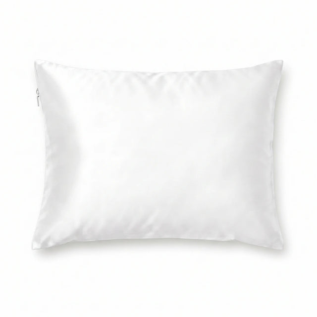 Wit zijden kussensloop op studioachtergrond