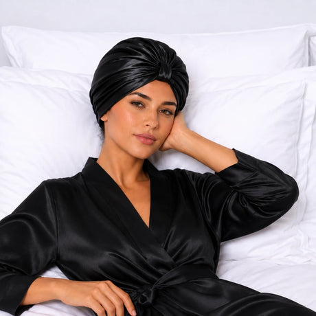 Model met zijden bonnet in bed