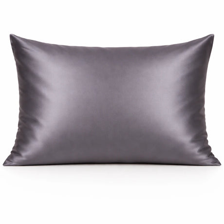 Grijs zijden kussensloop op studioachtergrond