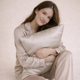 Zijden kussensloop in armen vrouw