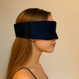 Zijden slaapmasker van zijaanzicht op een vrouw