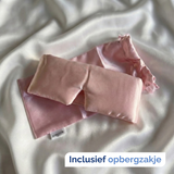 Zijden slaapmasker roze met zakje op witzijden dekbed