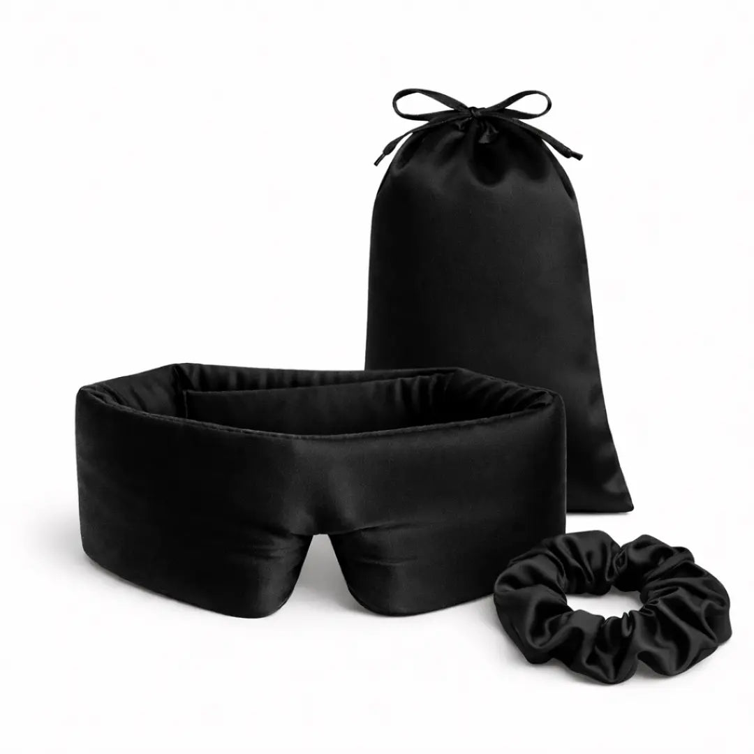 Vooraanzicht van zijden bundel zwarte scrunchie en zwarte slaapmasker, inclusief bijpassend zakje
