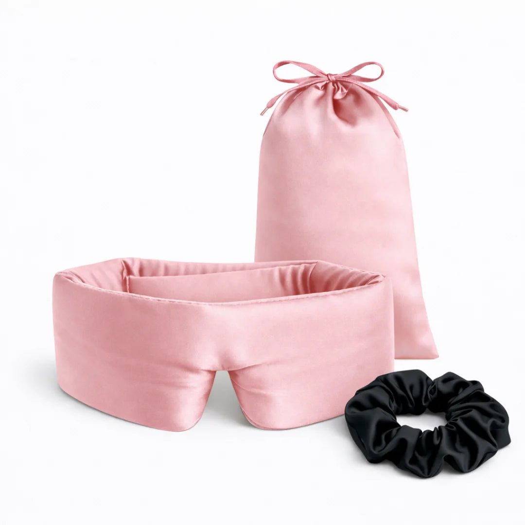 Vooraanzicht van zijden bundel zwarte scrunchie en roze slaapmasker, inclusief bijpassend zakje