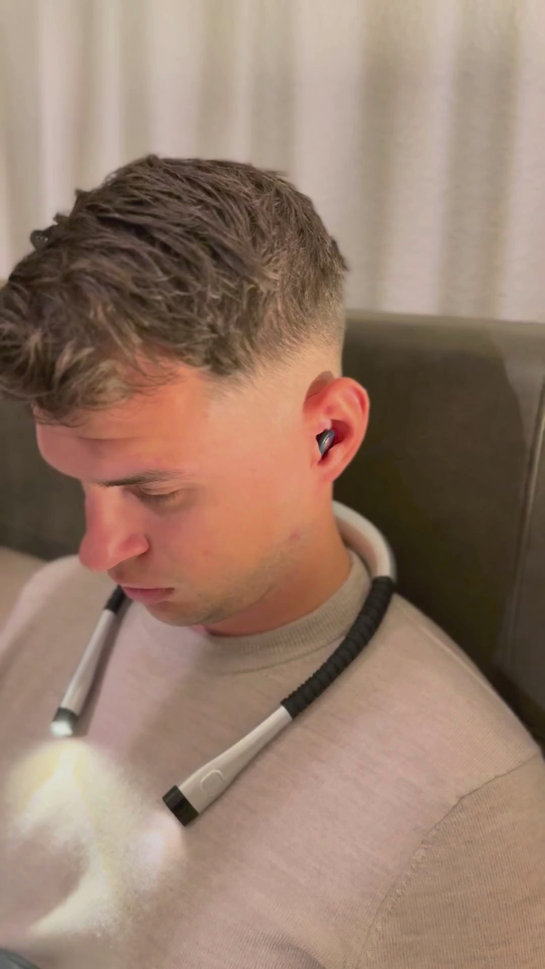 Man aan het lezen met neklamp